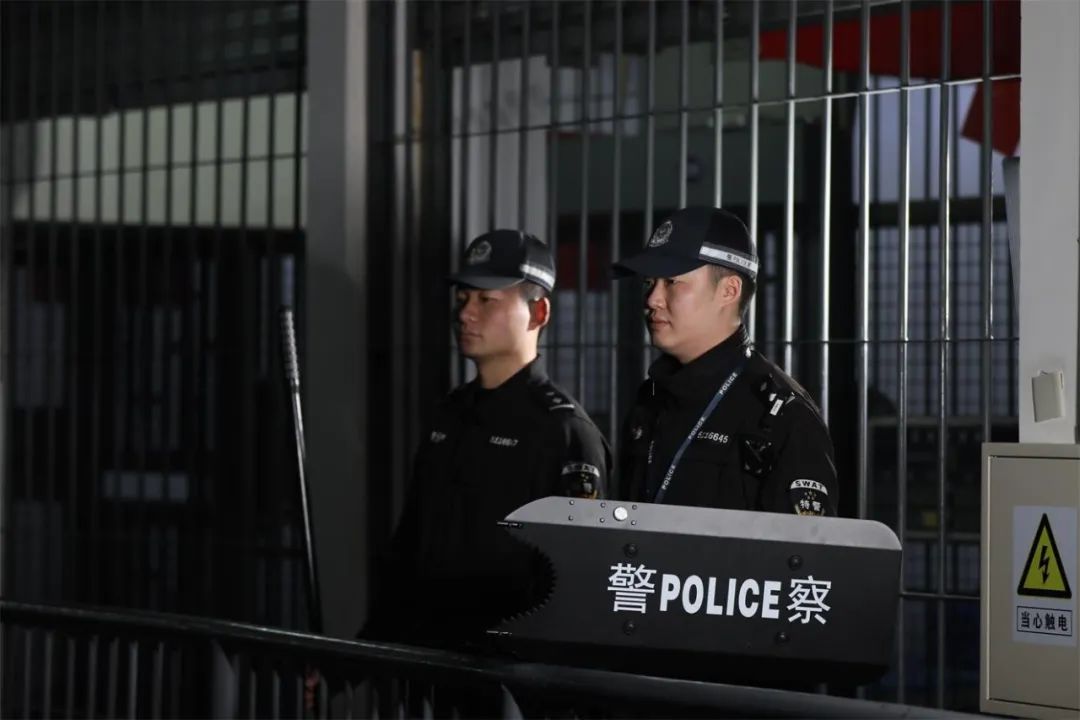 在眉州监狱,民警上班时带什么?