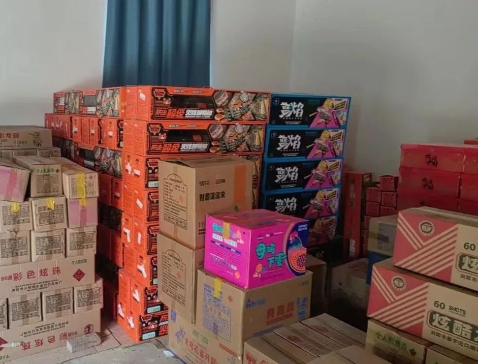 0余件，执法队员当即将涉案烟花爆竹转移至县民爆仓库，并开展后续调查。经核实，该烟花鞭炮店虽然取得烟花