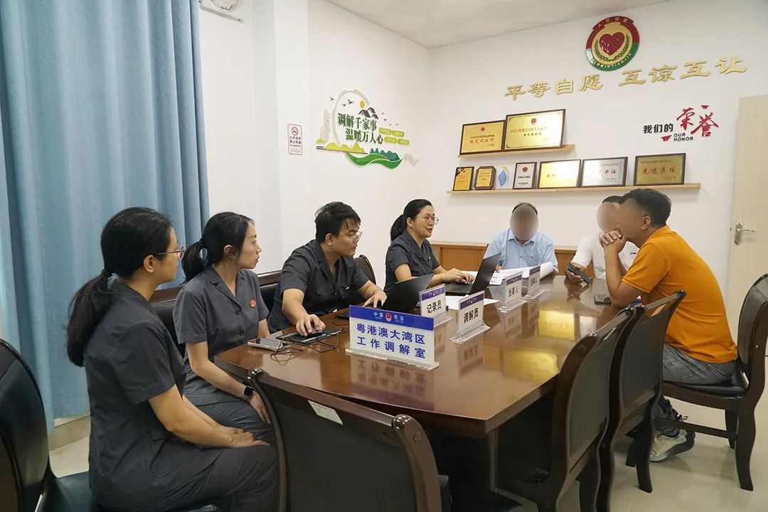 调解当天,开平法院两位速裁法官与审判团队早早来到赤坎镇司法所,详细
