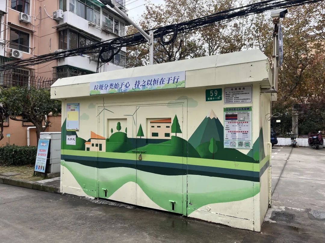 宝钢十一村居委会主任以前开放的有六个垃圾箱房,目前彩绘的有两个,四