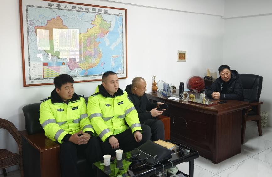 12 月 12 日,吉林市公安局交巡警支队昌邑大队组织民警深入辖区平安