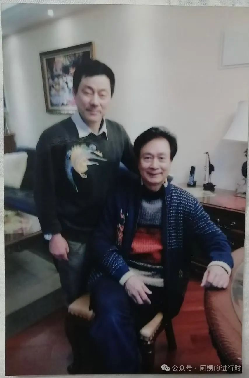 朋友们看到他的这些藏品都很赞叹,连演员梁波罗,崔杰都肯定了他的收藏