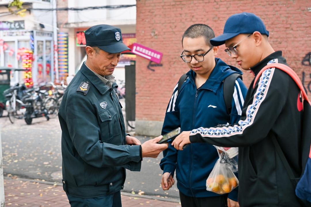 保安师傅半是拼半是愁图片