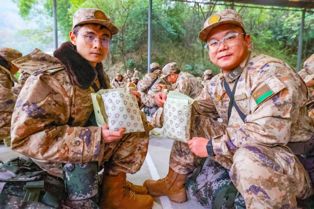 没苦硬吃?!冬季徒步行军,终于找到当兵的感觉_澎湃号·政务_澎湃新闻-The Paper