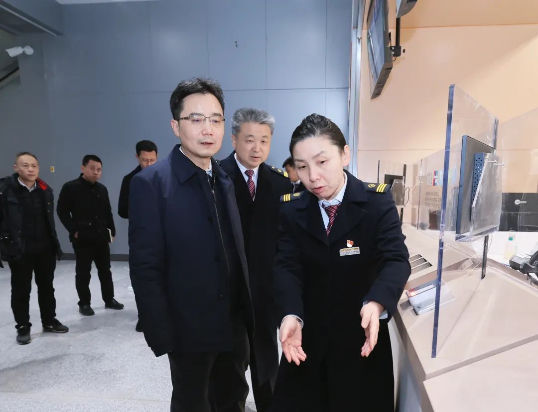 王华杰王靖调研松江枢纽开通运营准备及周边配套道路建设情况