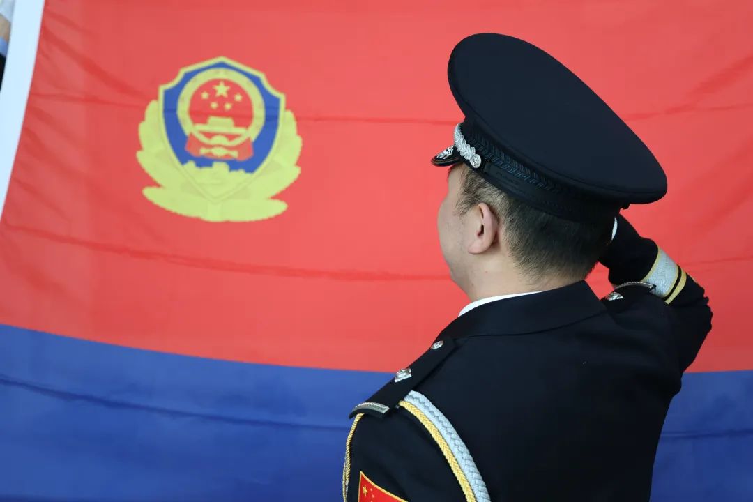 我与警旗合影 定格最美"警"色