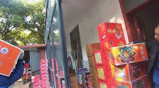 服装店也能卖烟花？宝山警方连续查处涉非法烟花爆竹案件
