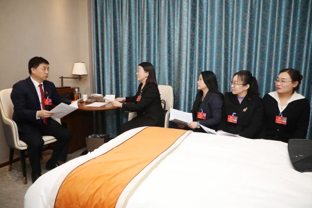 参加政协南皮县第十届委员会第五次会议的委员继续分组