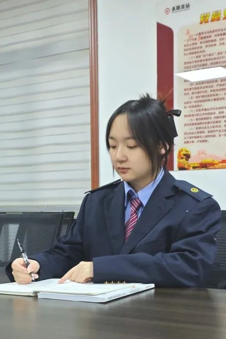 从学士服到工作服 这些小OB电竞注册姐姐组团“出道”(图4)
