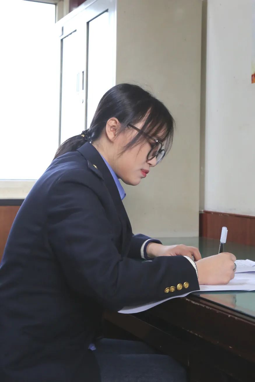 从学士服到工作服 这些小OB电竞注册姐姐组团“出道”(图6)