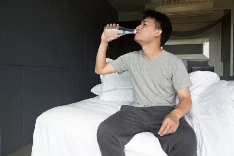 晚上睡觉总是口干？别以为是缺水，或是4种疾病“预警”
