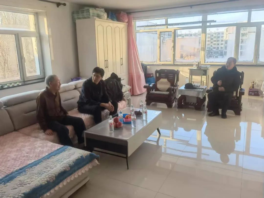 五大连池市人民法院退休老干部慰问活动_夏养育走访慰问退休老干部_传承党的优良作风走访慰问退休老干部