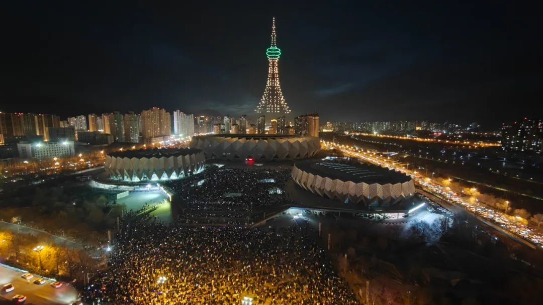 青海体育中心上空,500架无人机点亮夜空!