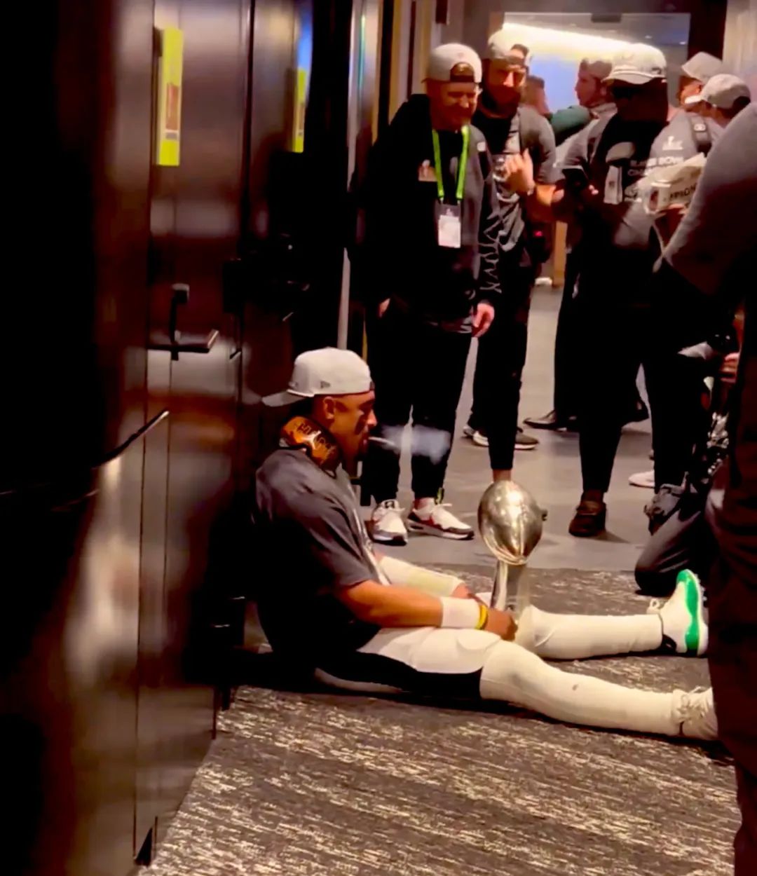 杰伦-赫茨 费城老鹰 超级碗_【nfl动态】老鹰内幕：杰伦-赫茨坚持“我行我素”引发更衣室