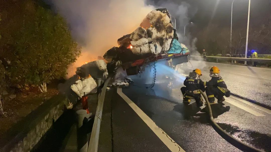 挂车突然起火,满满一车棉纱变"黑纱"!