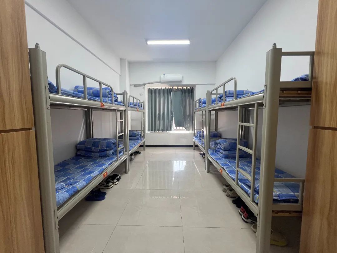 每个宿舍配有8张床,还配备储物柜,空调等设施;公共区域配套淋浴房