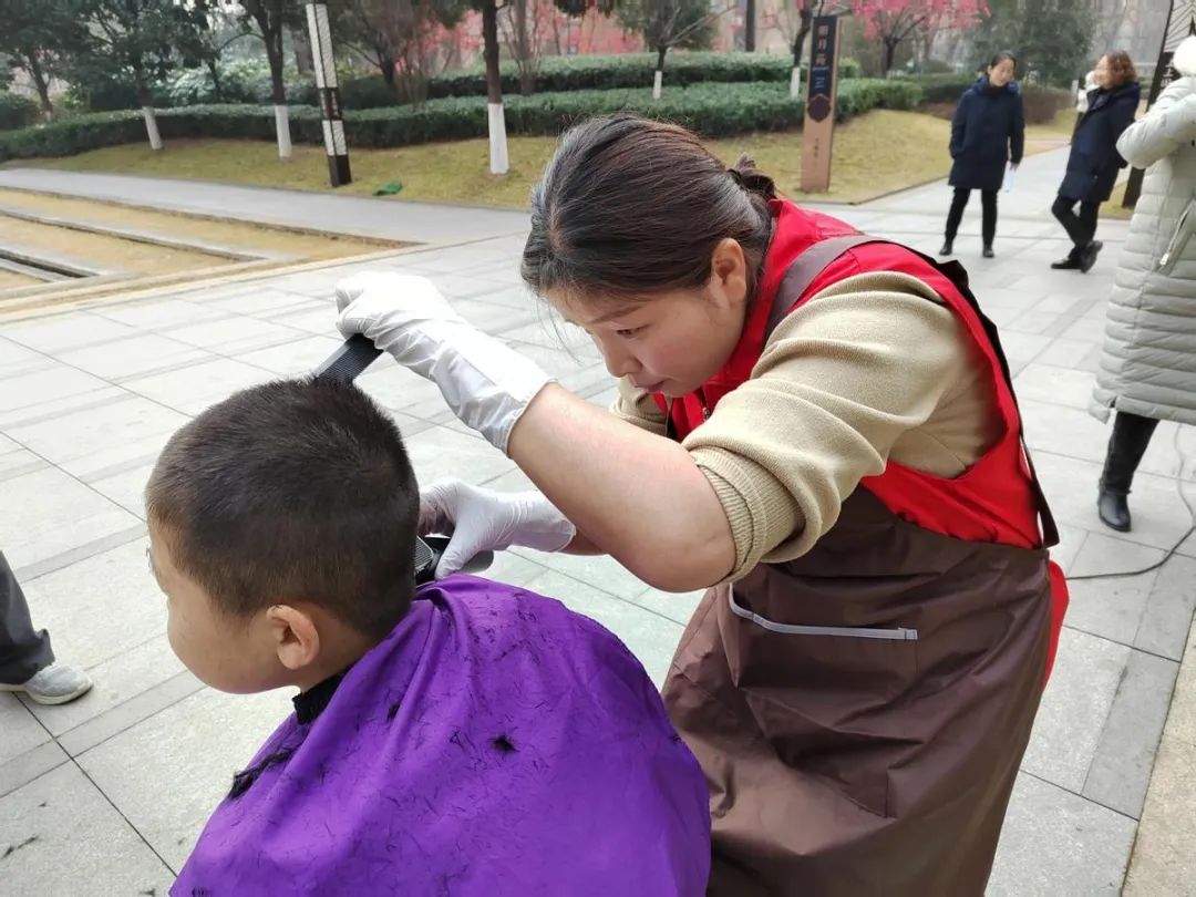 福康家政社区服务_二月二爱心义剪活动_二月二龙抬头！cba球员组团理发