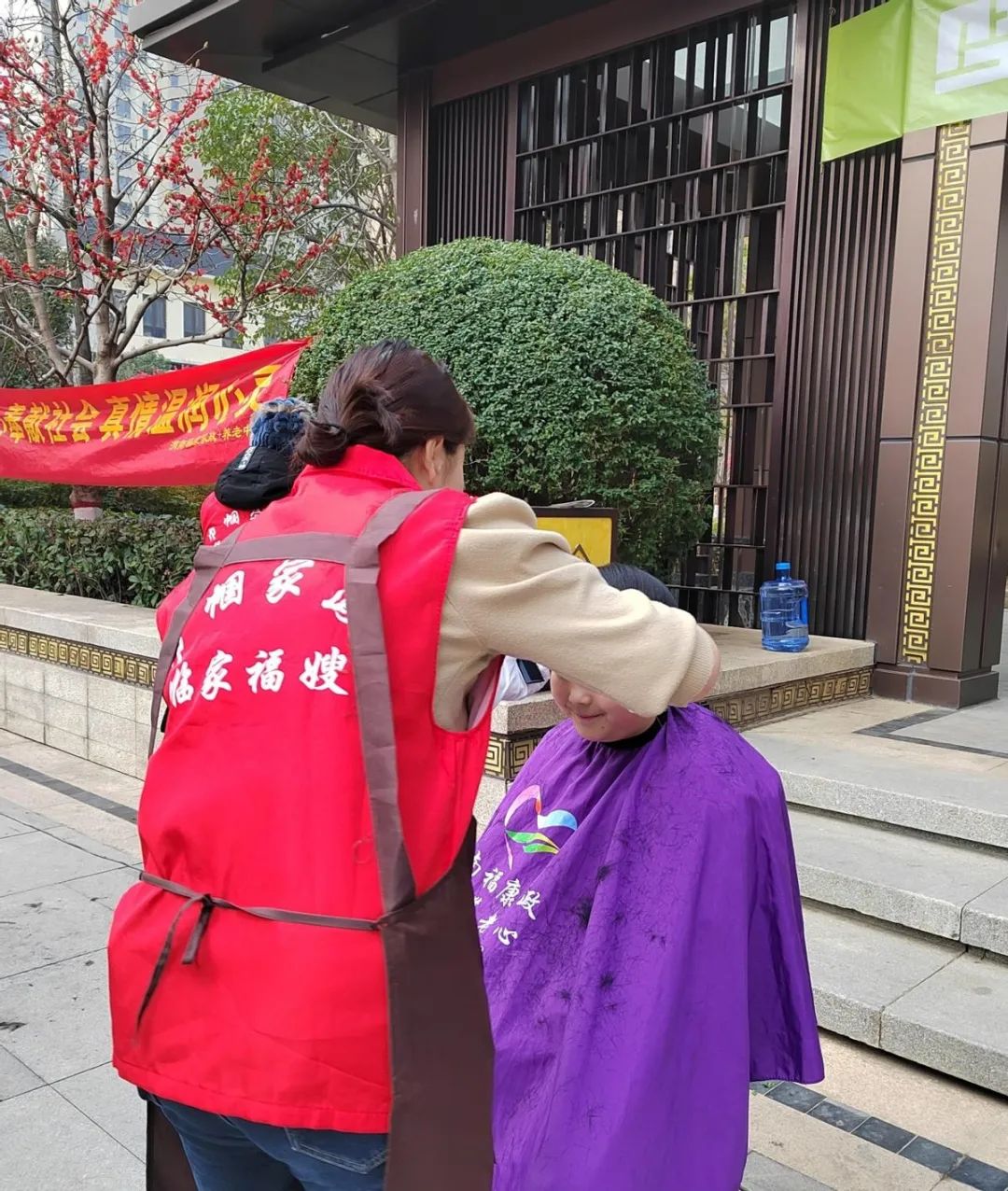 二月二爱心义剪活动_二月二龙抬头！cba球员组团理发_福康家政社区服务