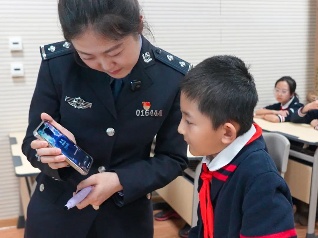 兰州公安七里河分局:拥抱AI时代,这堂“开学第一课”学子齐点赞