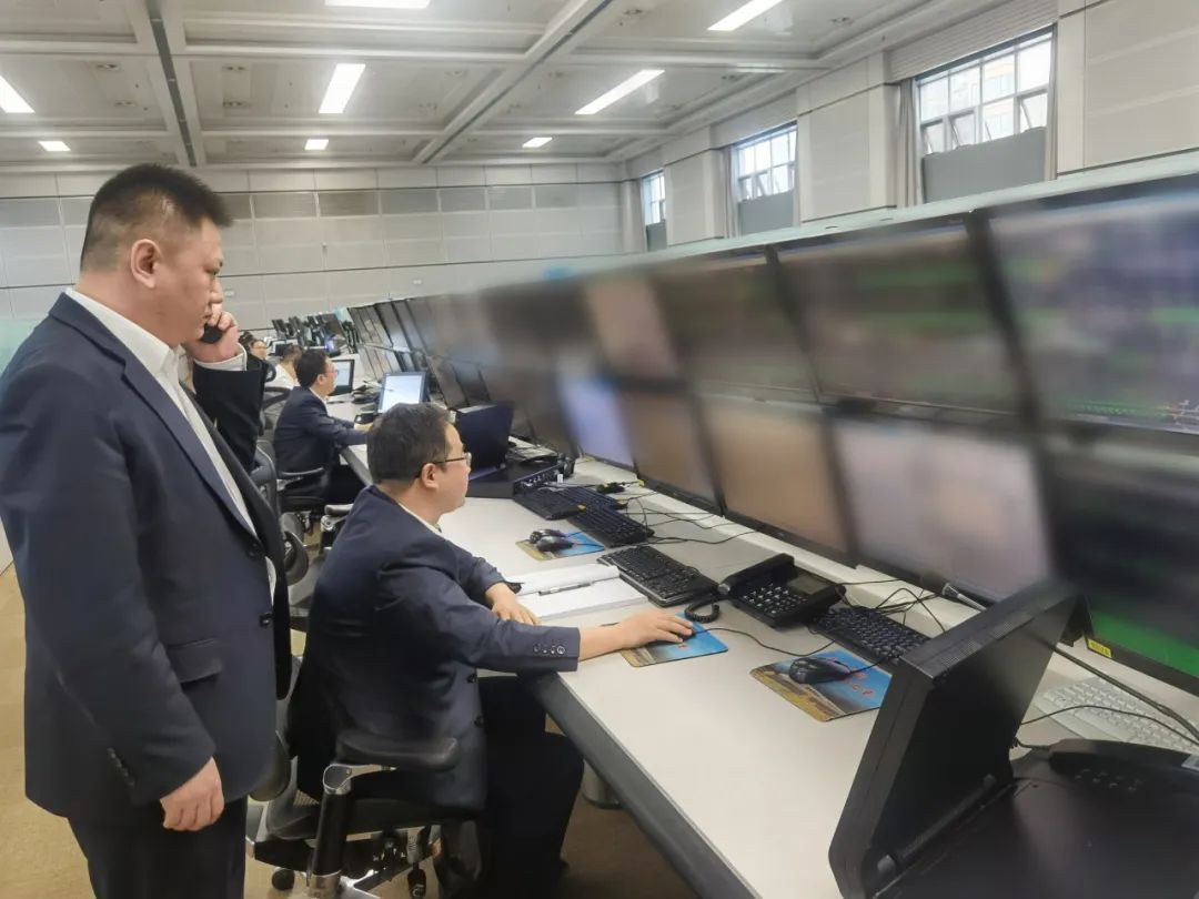 王贵华没有丝毫犹豫,立即将信息传达至兰新高铁二台列车调度员魏猛军