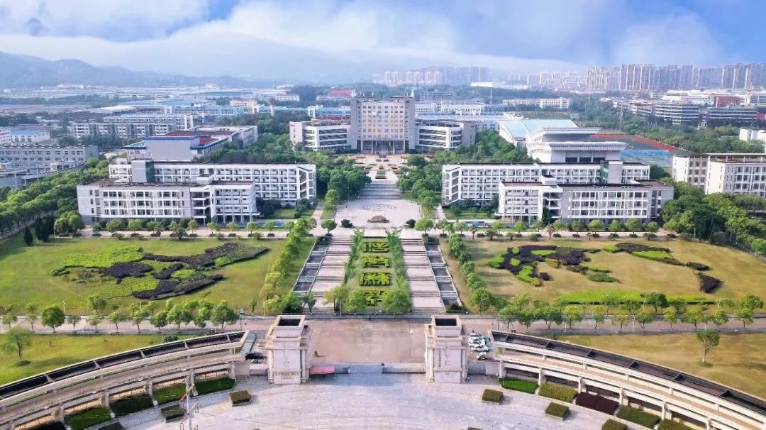 江西财经大学师生热切关注2025年全国两会