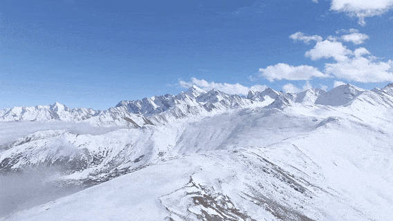 女性同样能够征服高峰释放无限潜能在雪山之巅黄龙的钙华池群,在阳光