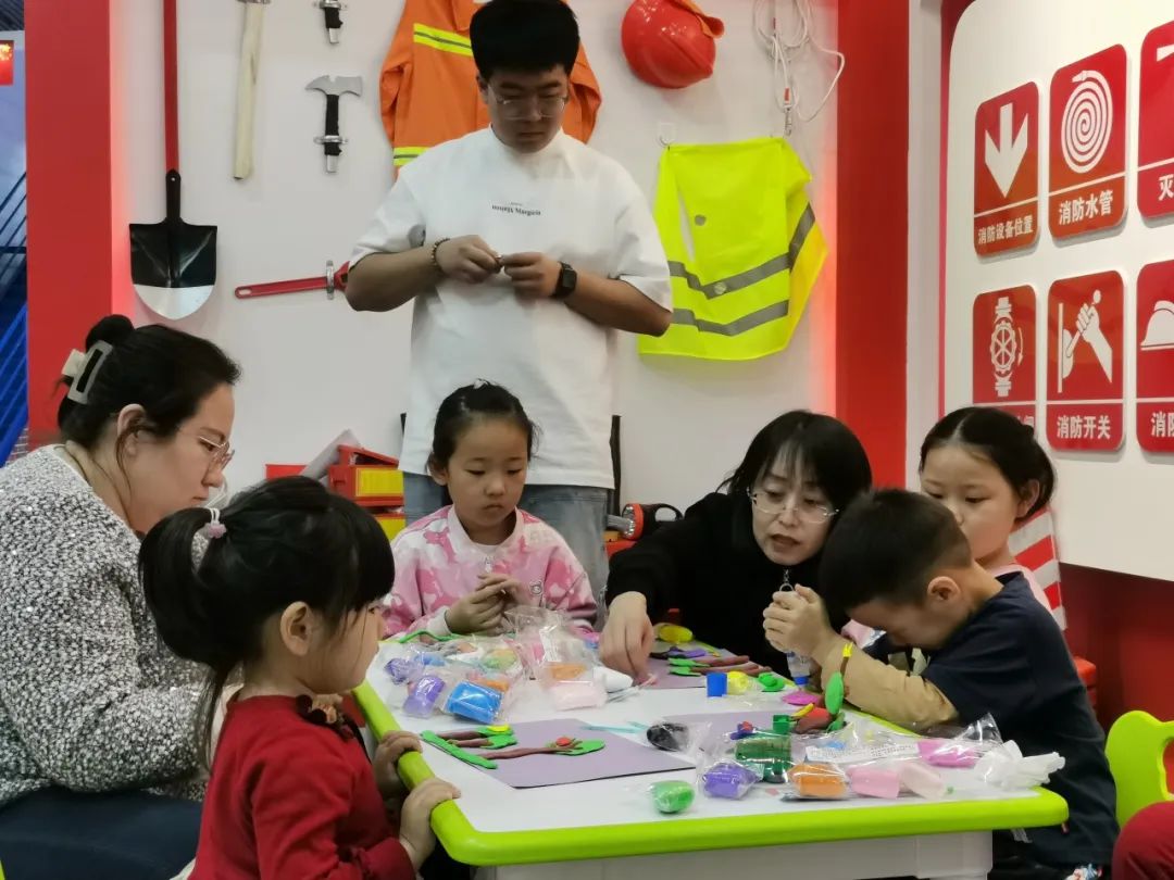 阳春三月市科技馆组织少儿黏土画活动，感受春天与环保魅力
