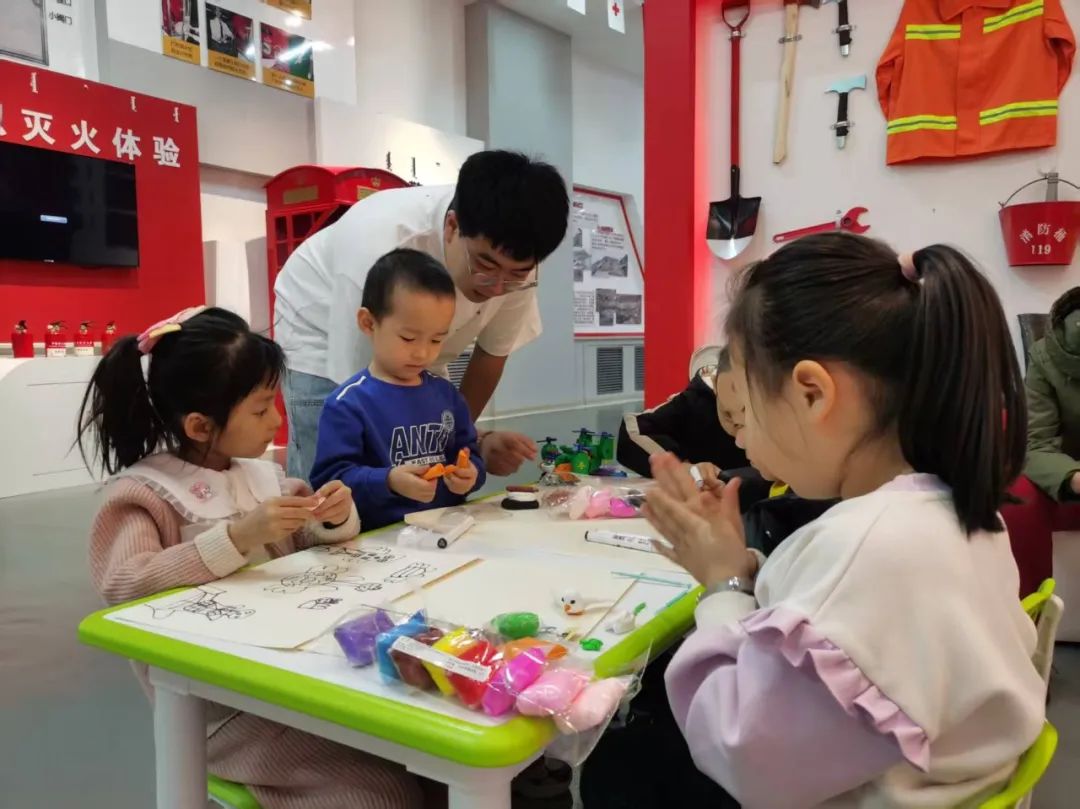 儿童黏土画手工体验_幼儿园科普小知识板报_植树节环保知识教育