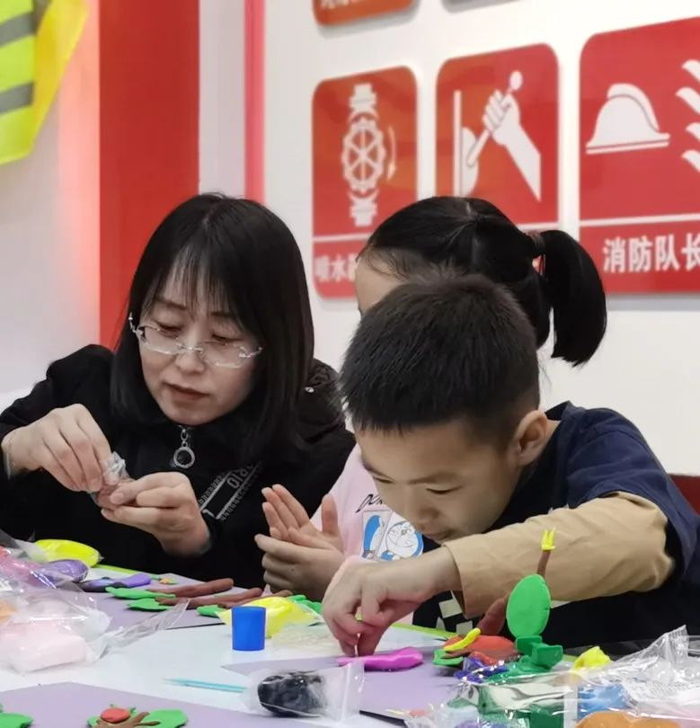 儿童黏土画手工体验_植树节环保知识教育_幼儿园科普小知识板报