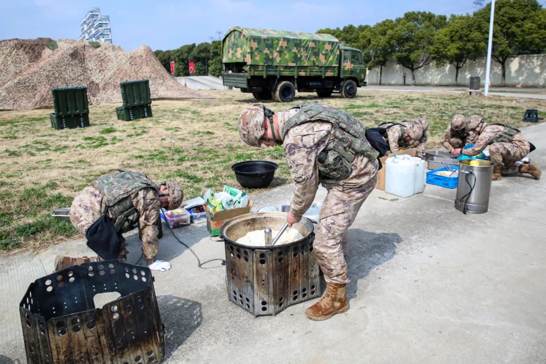 刚结束完热食制作炊事员们便马不停蹄站在跑道多数同志第一次背负全套
