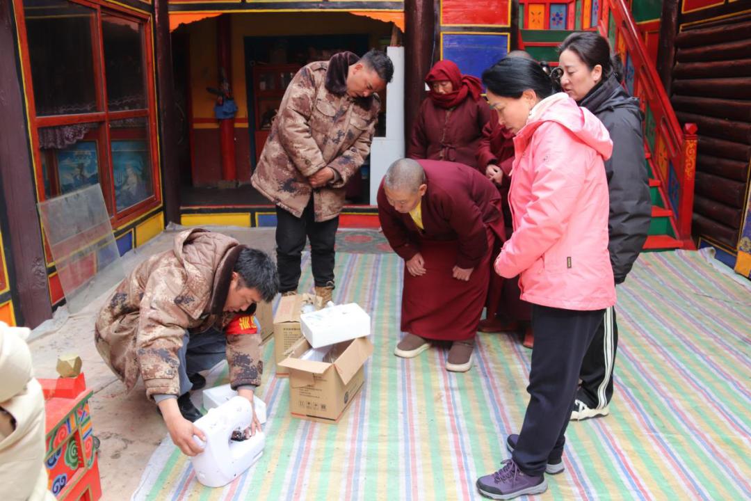 在格玛扎雅觉姆寺现场教学缝纫机使用方法县政府副县长拉姆,县妇联