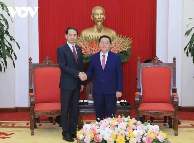中国驻越南大使何炜拜会越共中央宣教与民运部长阮仲义