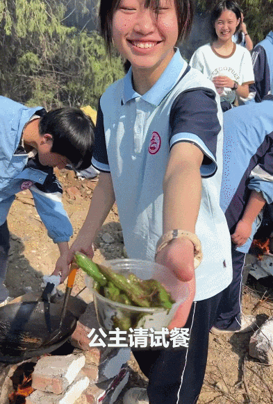 这段视频火了!网友:可以蹭饭吗?我就吃一勺……