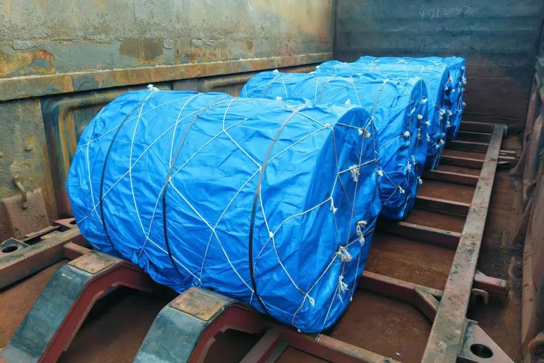确保卷钢在运输途中不出现偏移卷钢装载情况铁路货运员还会逐一检查