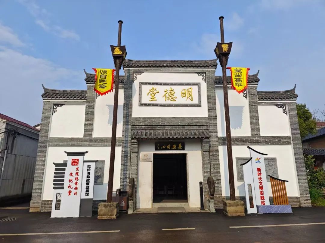 从实求知绣经纬 党盟共谱凤凰图