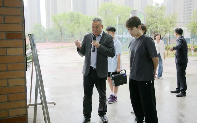 Du Yue with students at Shabei Experimental School