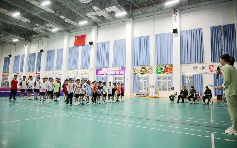 Students cheering for Du Yue