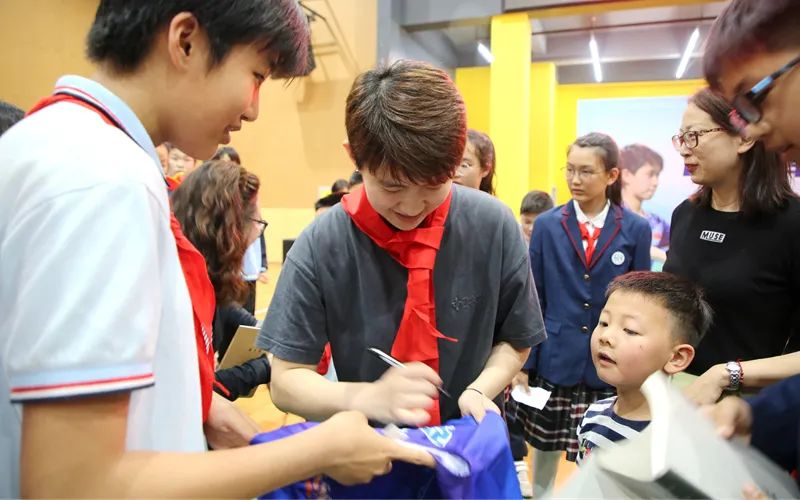 Du Yue speaking to students