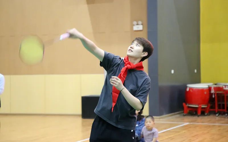 Du Yue interacting with students