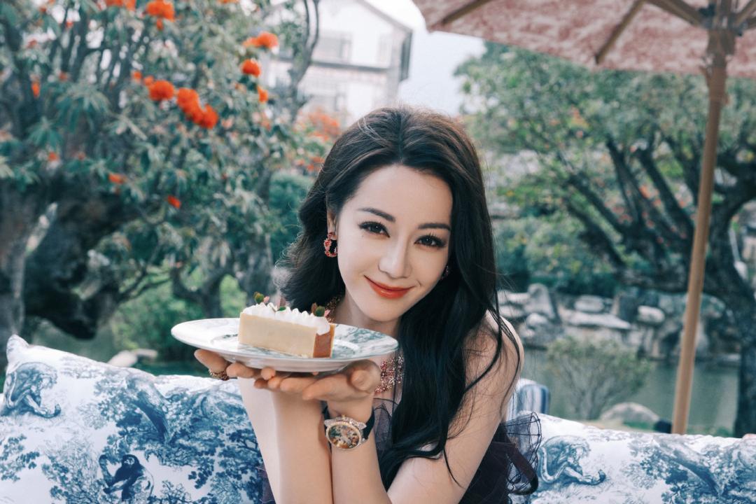 网友质疑短剧AI换脸女演员迪丽热巴，一涉事剧场回应：已删除画面，剧场账号已无法检索