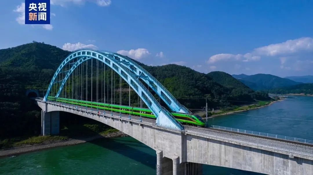 中老铁路国际旅客列车开行两周年