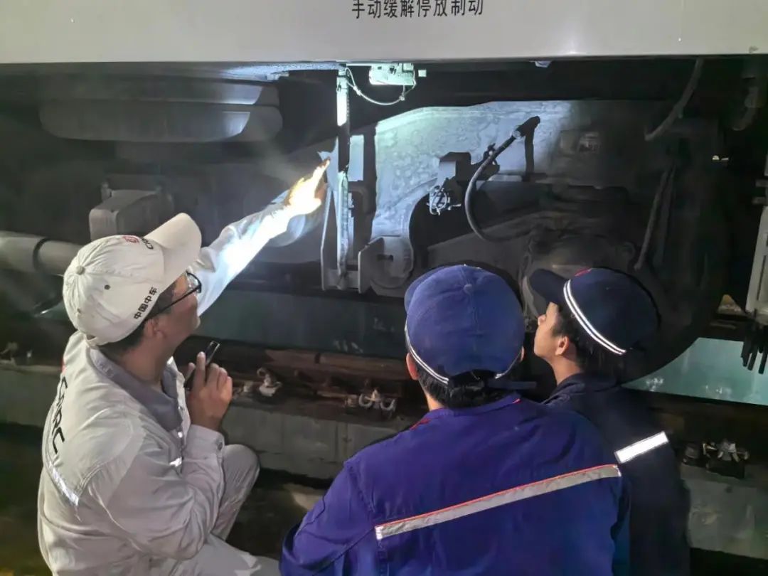 中老铁路国际旅客列车开行两周年