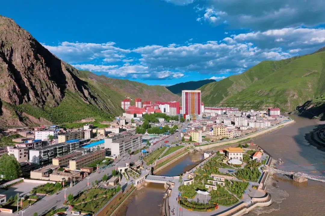 比如县地处青藏高原东部,唐古拉山和念青唐古拉山之间,属于怒江上游