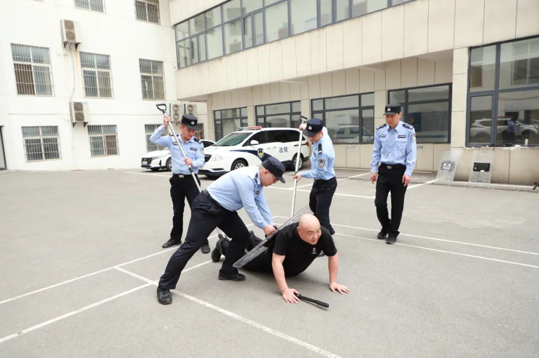 —黄州区人民法院司法警察大队开展警务技能专项训练