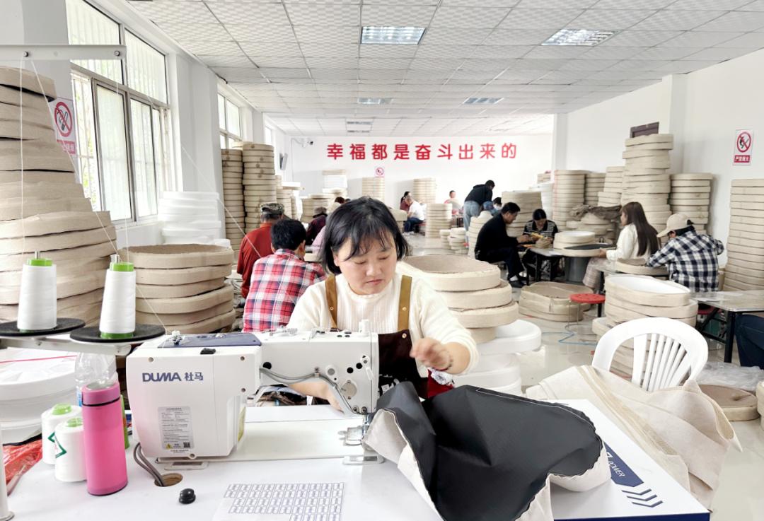 干货满满（宠物用品加工厂）宠物用品工厂联系方式，家门口就业丨宠物用品加工基地  点亮村民“薪”希望，宠物用品，