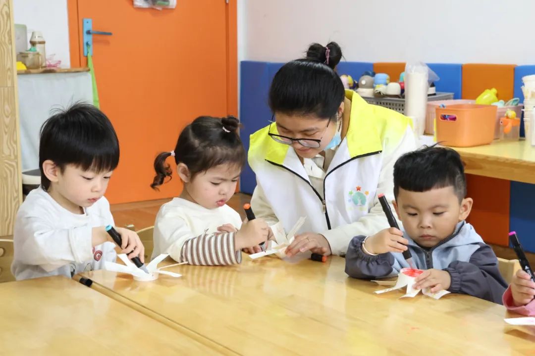 幼儿园手工口杯纸架_儿童社区活动DIY纸杯风车_社区妇儿驿站儿童乐园