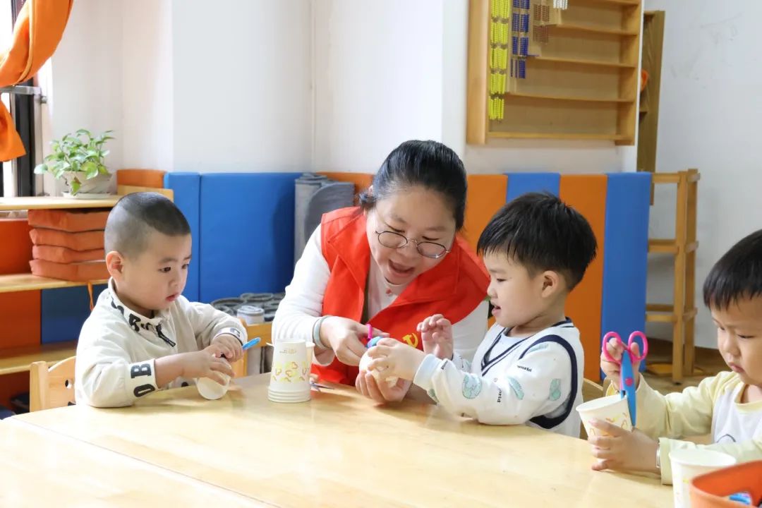 幼儿园手工口杯纸架_社区妇儿驿站儿童乐园_儿童社区活动DIY纸杯风车