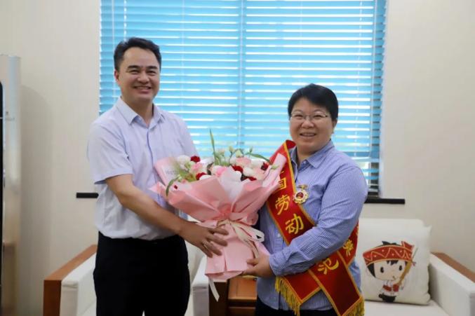 融水县领导会见全国劳动模范杨宁同志