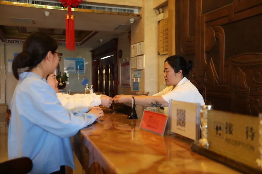 【新胜公司】“五一”我在岗 | 酒店不打烊 点旺假日烟火气