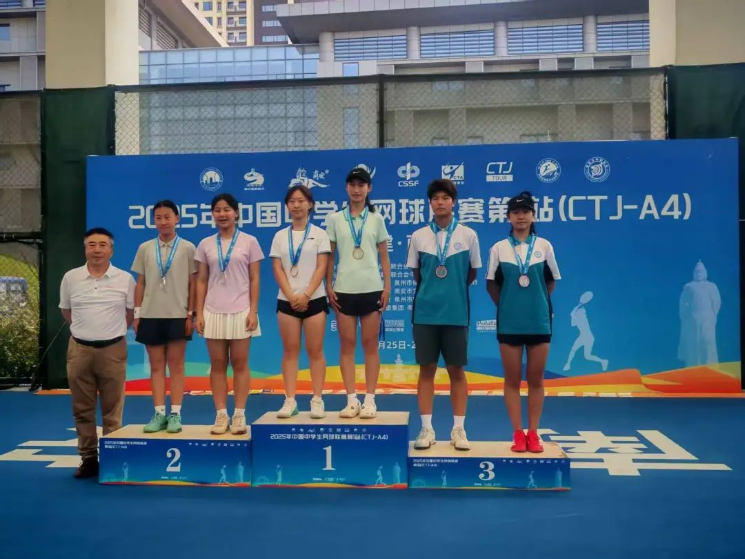Pan Jiayue (second from right),a junior high school student affiliated to Sanshui Middle School,is gradually embarking on the path of professionalism.